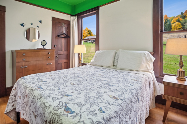 Bedroom 1 - Queen Bed
