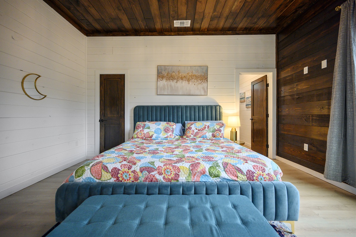 Downstairs Bedroom with King 🛌 