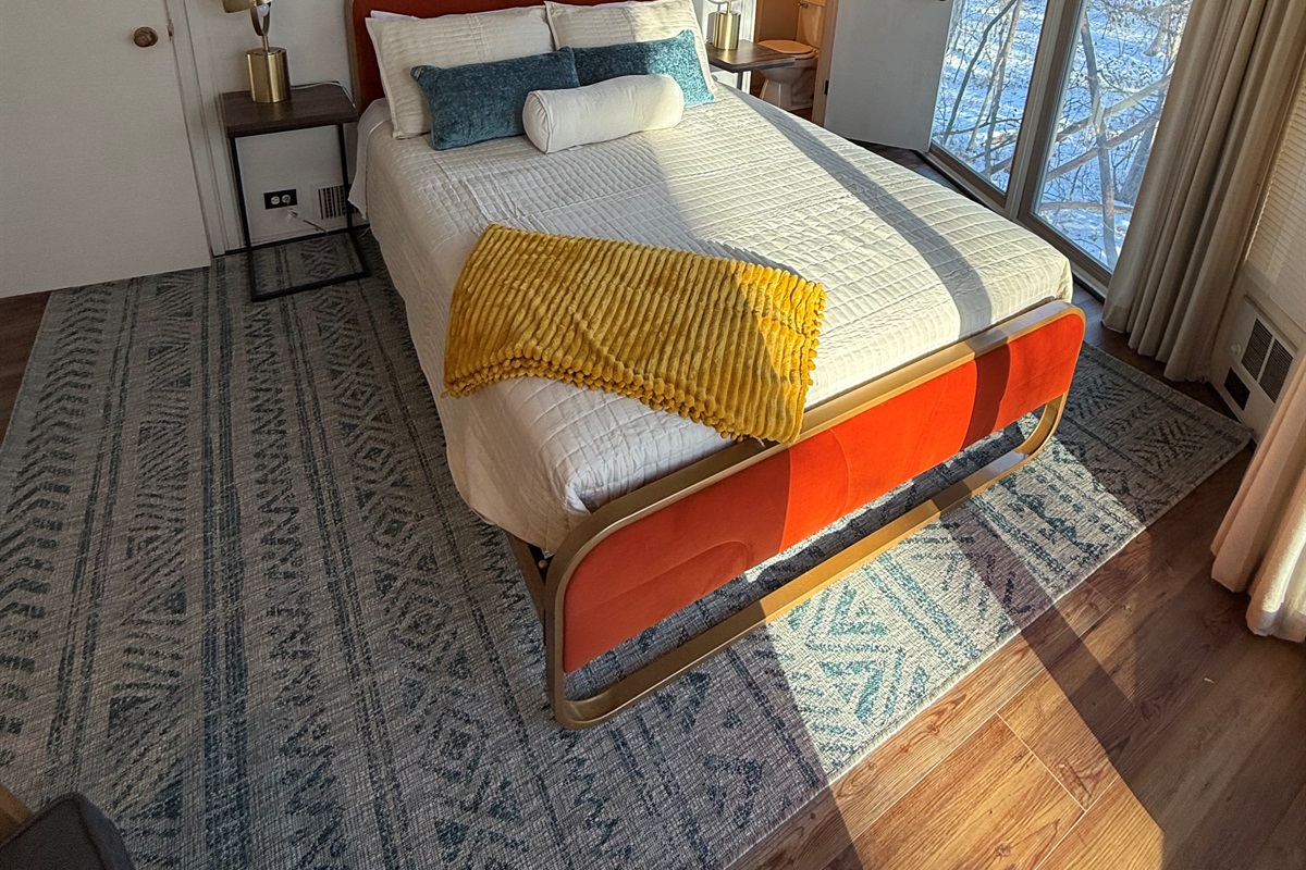 Queen bedroom, ensuite bathroom