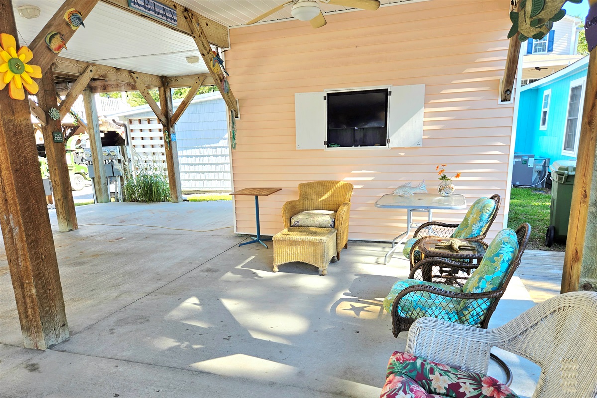 Outdoor TV/Lounge area