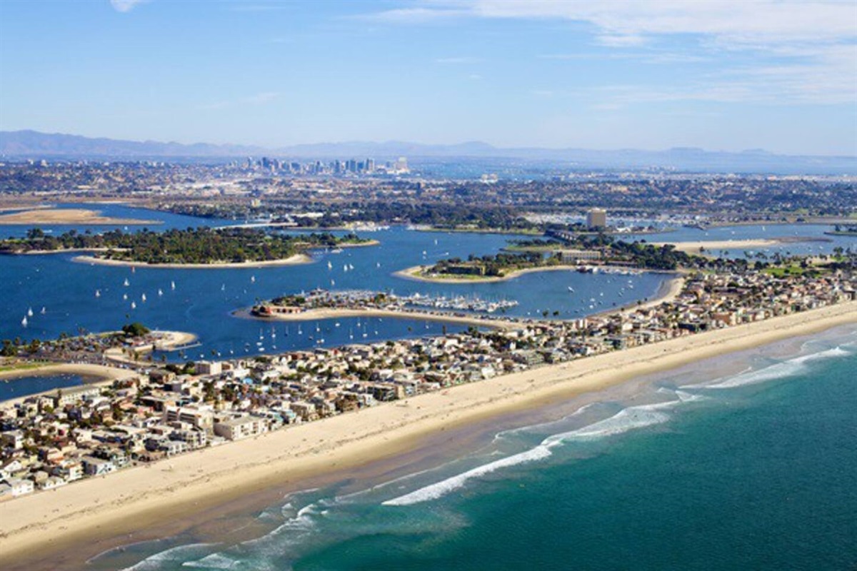 1 mins walk to beach, <500ft 
4 mins drive to grocery store
10 mins drive to SeaWorld San Diego 
12 mins drive to Maruta Gardner Park
12 mins drive to Belmont Park 
18 mins drive to San Diego Zoo 