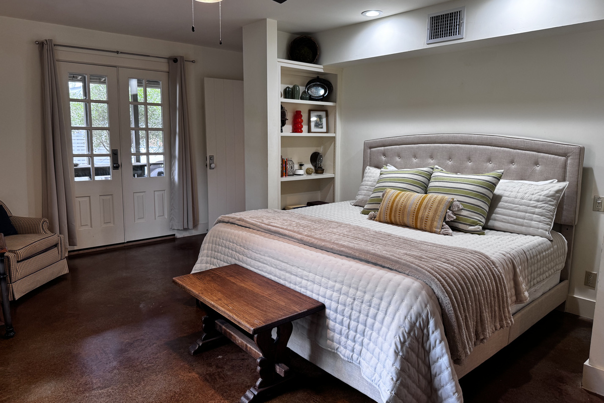 King bed with private en suite bathroom