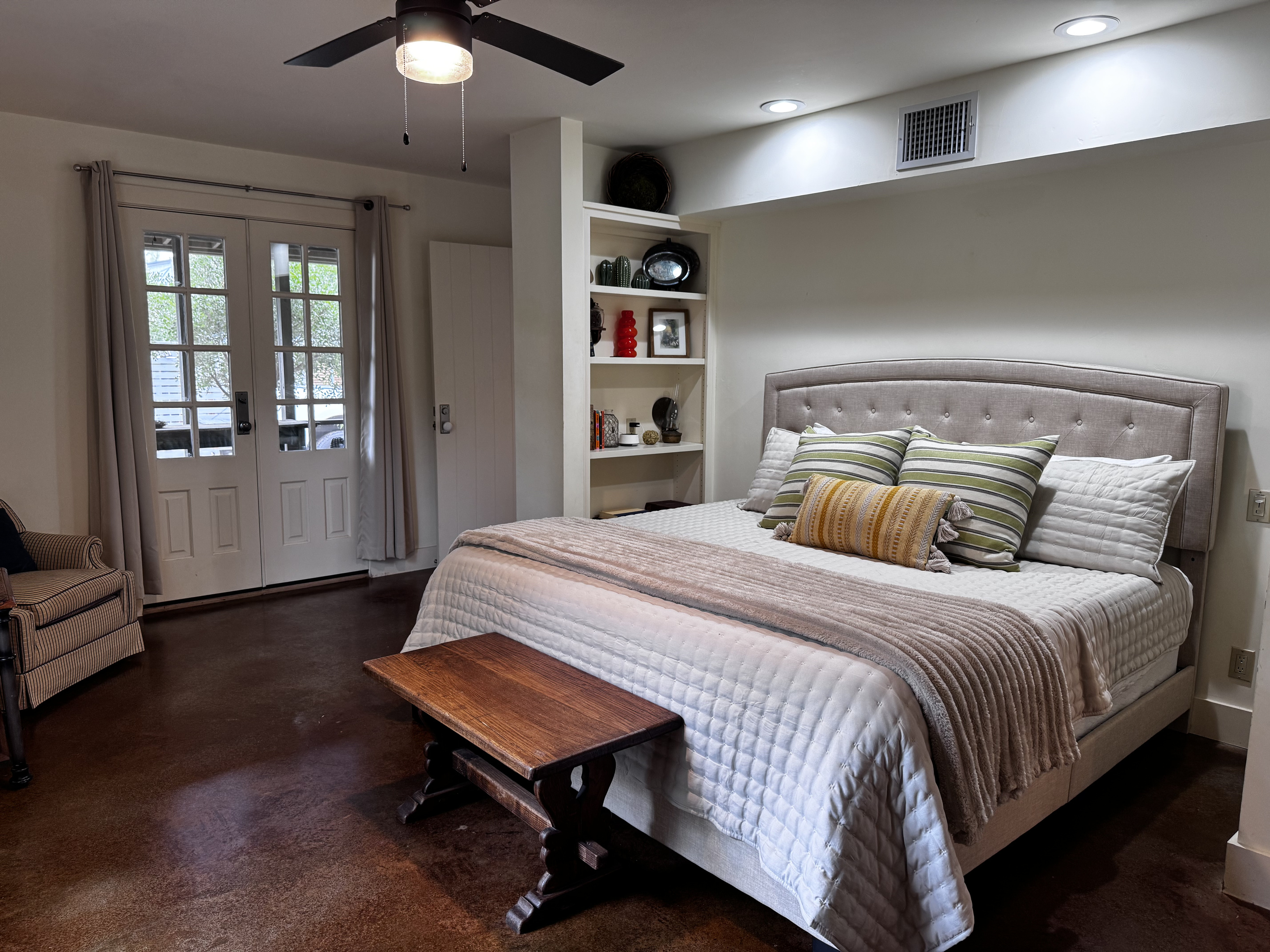 King bed with private en suite bathroom