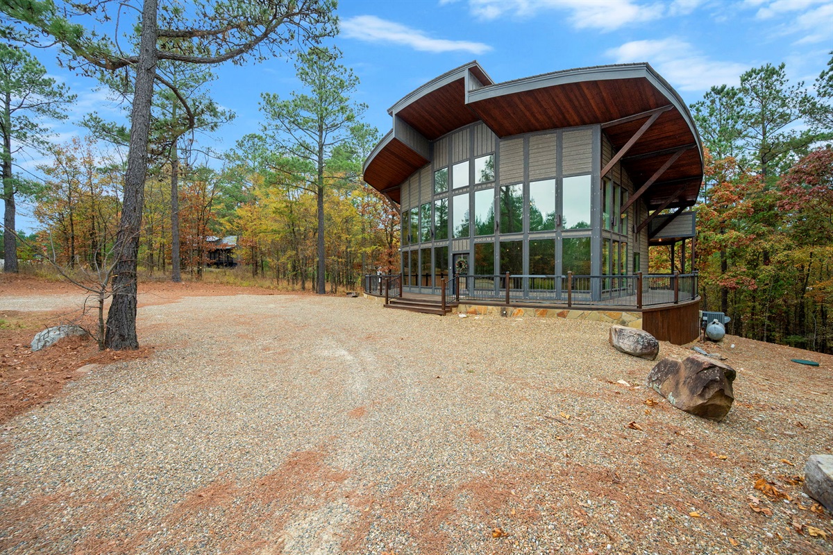 Round Here Buzz has all the space you need for an easy arrival 🌲✨ The circle drive offers plenty of close parking with lots of room for trailers hauling boats or SXS toys. Pull in, unpack, and let the fun begin 🛻🔥