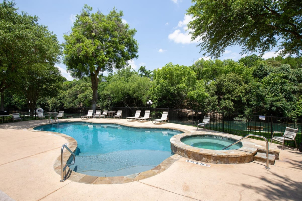 Hot tub and pool!