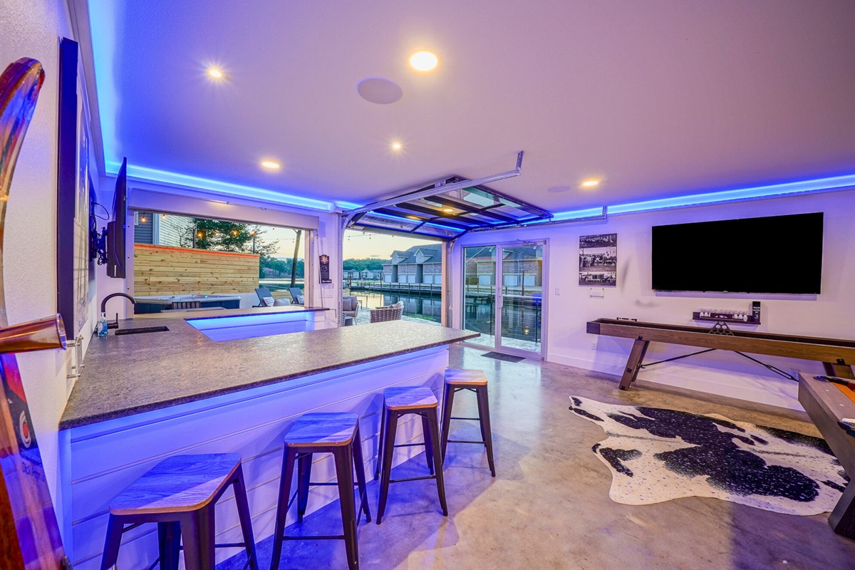 Watch the game, pour a drink, and let the good times roll — this space blends a full bar, big TV, and unbeatable lake access.