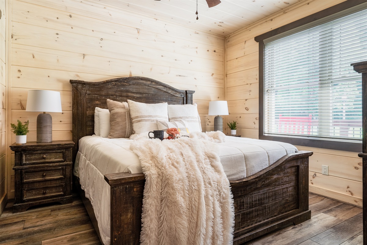 King size bedroom in the main floor with ensuite bathroom