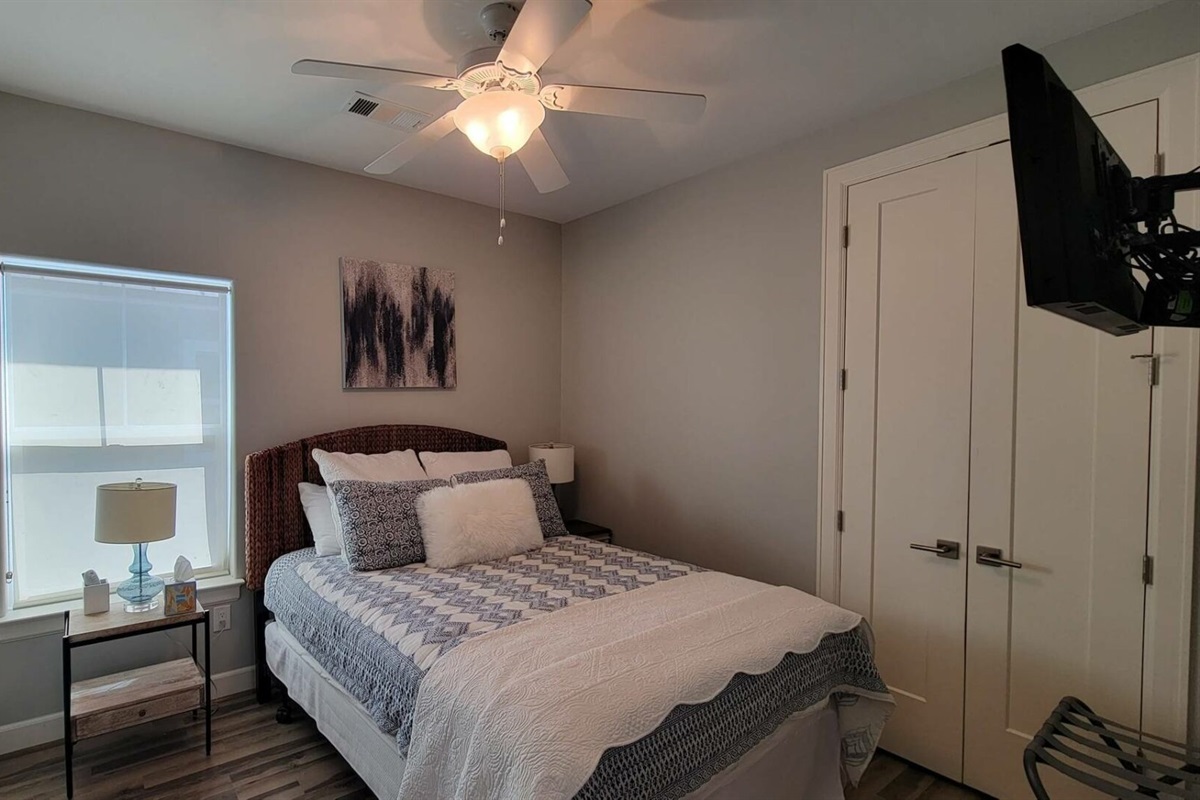 Bedroom 2 w/ensuite bathroom - Queen Bed