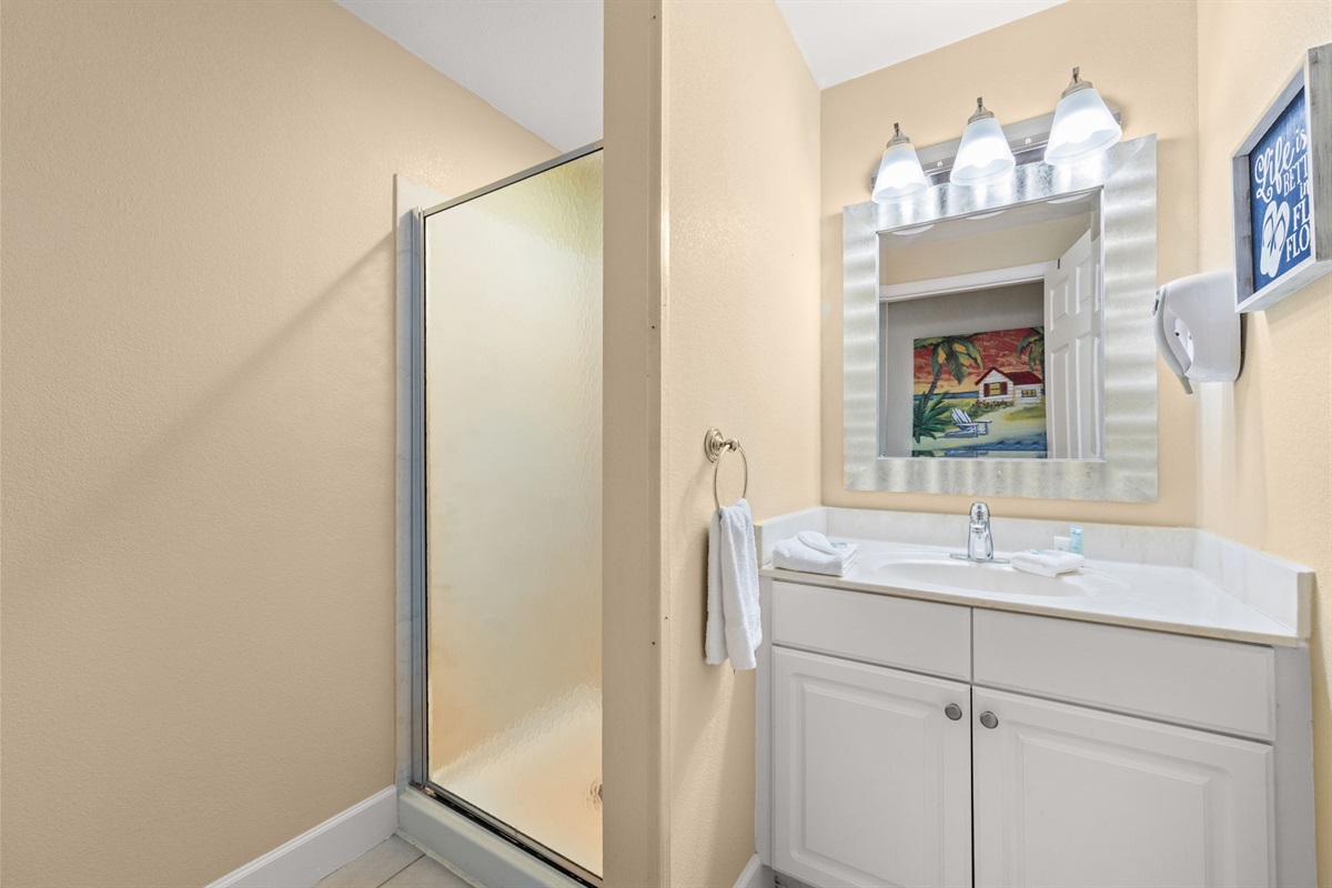 2nd Full Bathroom | Towels & Toiletries Provided