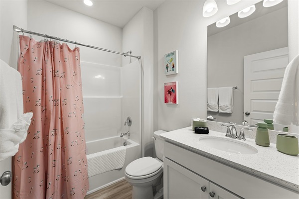 Shared bathroom between palm and surf room