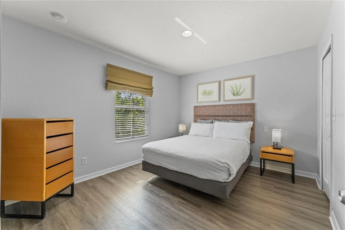Light and airy guest bedroom (1)