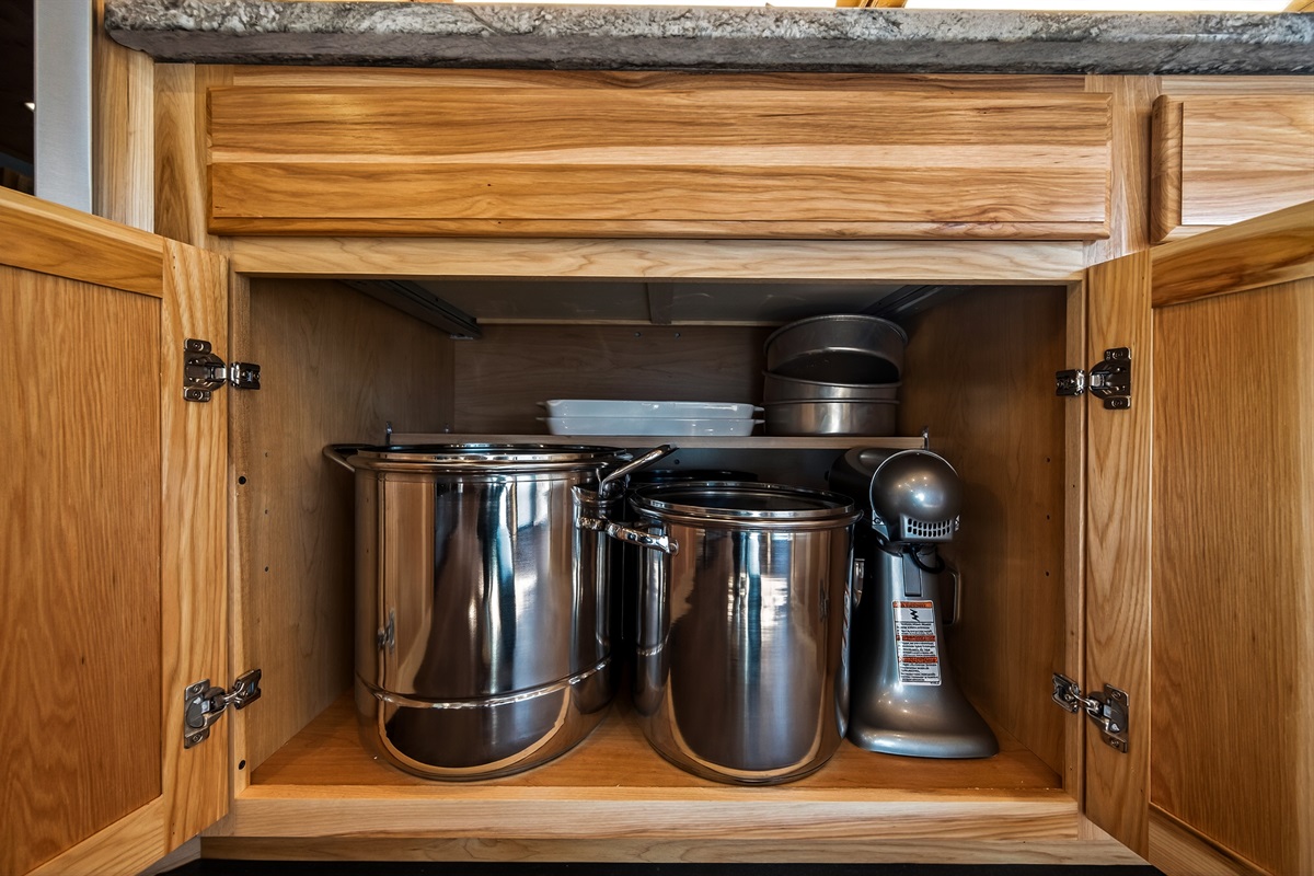 Huge pots and pans to cook for your large group. Gourmet chefs enjoy the Kitchen Aid food Processor.