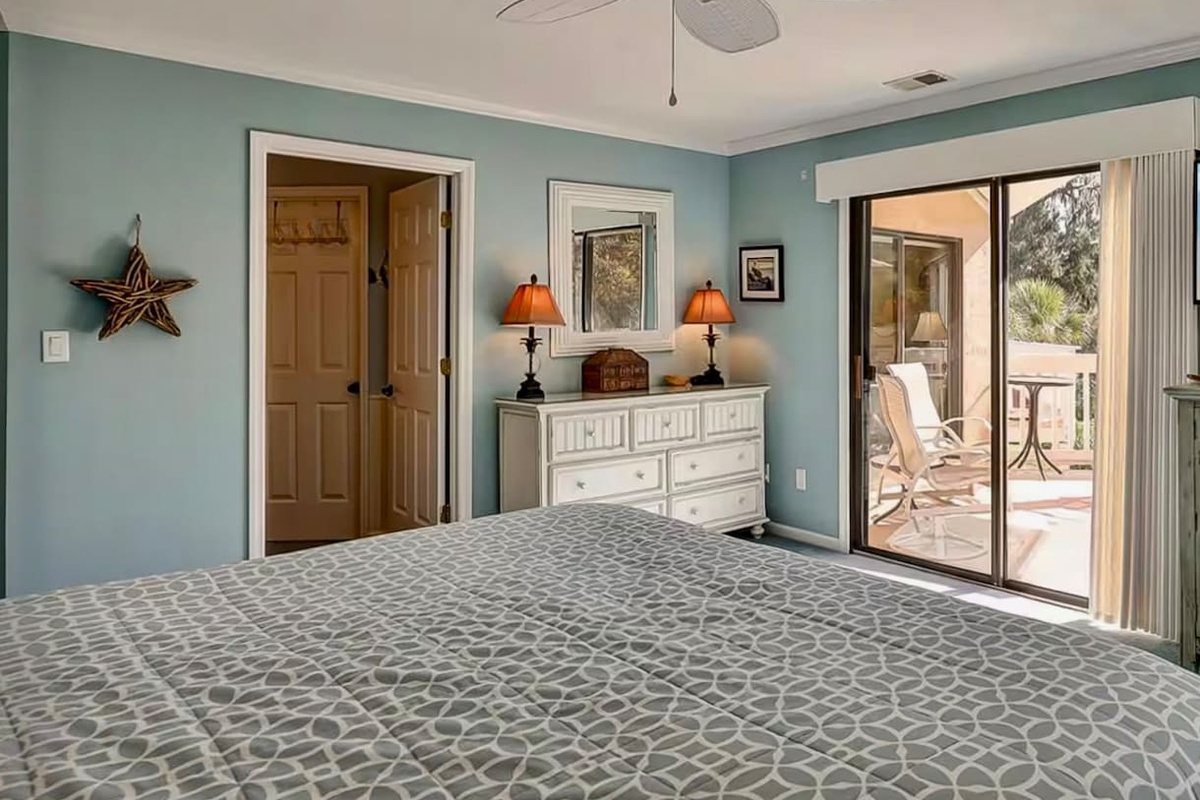King bedroom with doors to the deck