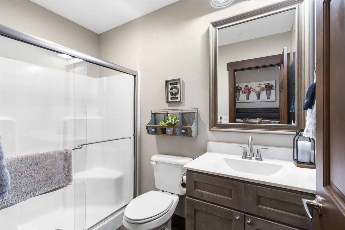 Upper level double queen bathroom