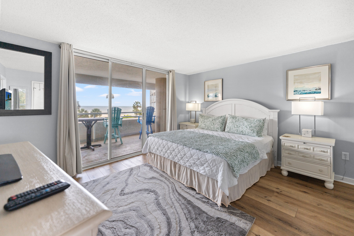 Beautiful Main Bedroom with a king bed, ensuite and balcony access