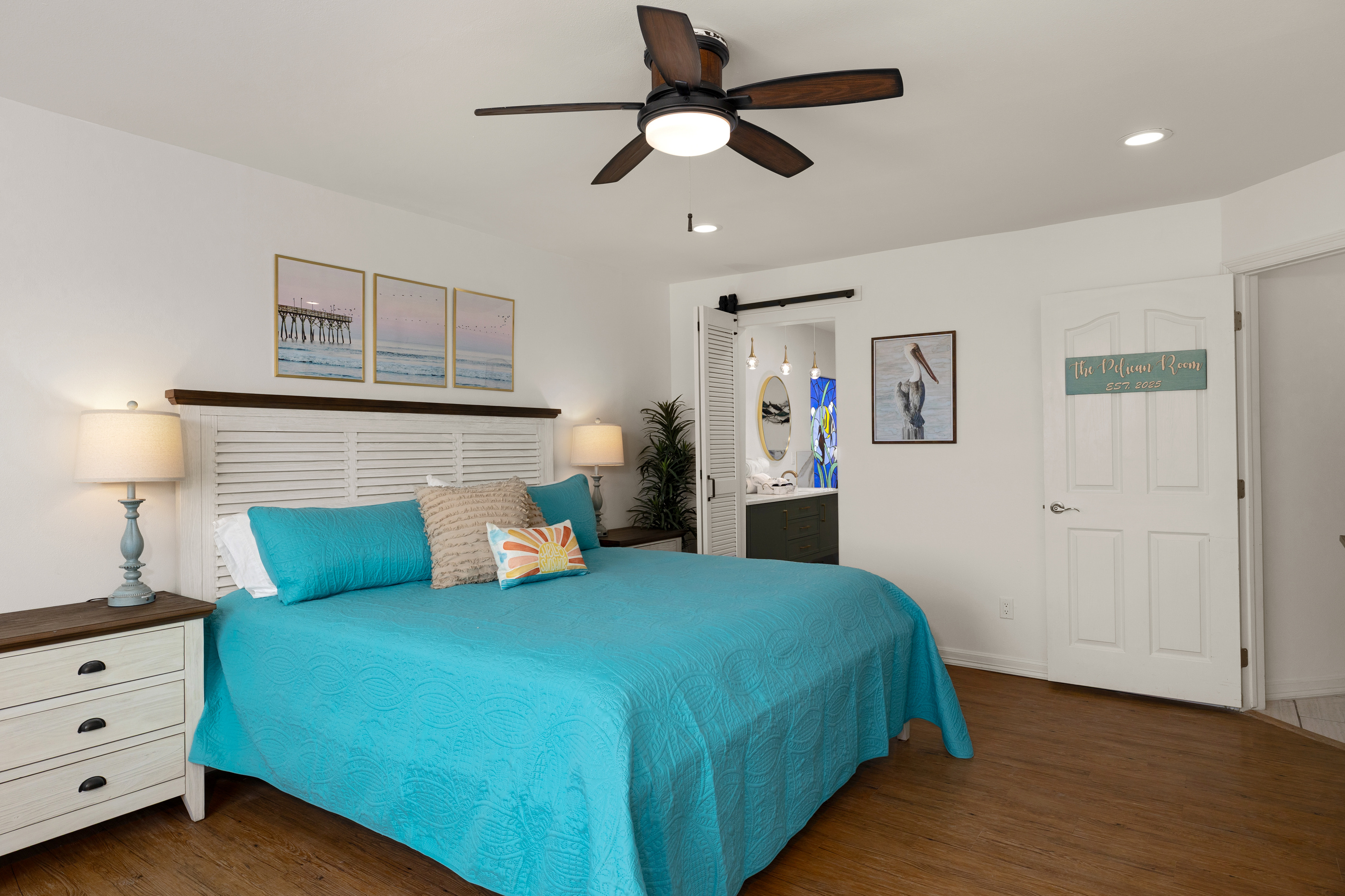 Pelican Room / King Bed / Pool View / Seating area / Luxury ensuite