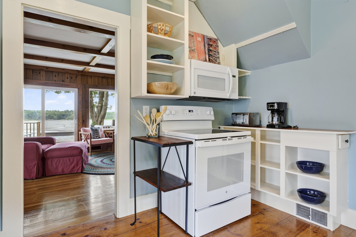 East flow from kitchen to living room 