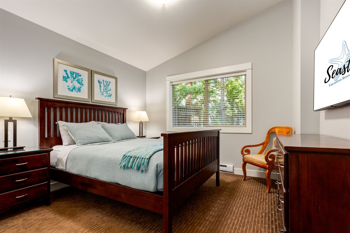 Main level comfy queen with quality linens and Smart TV