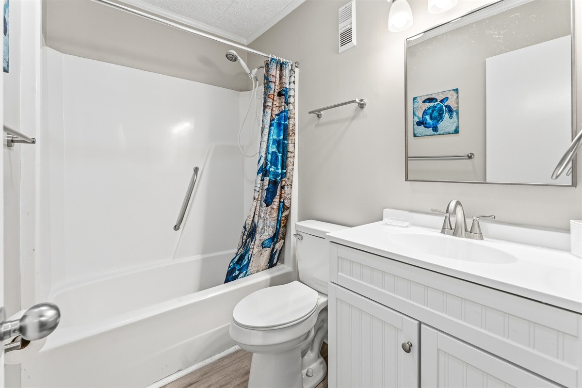 2nd Bathroom with tub/shower combo