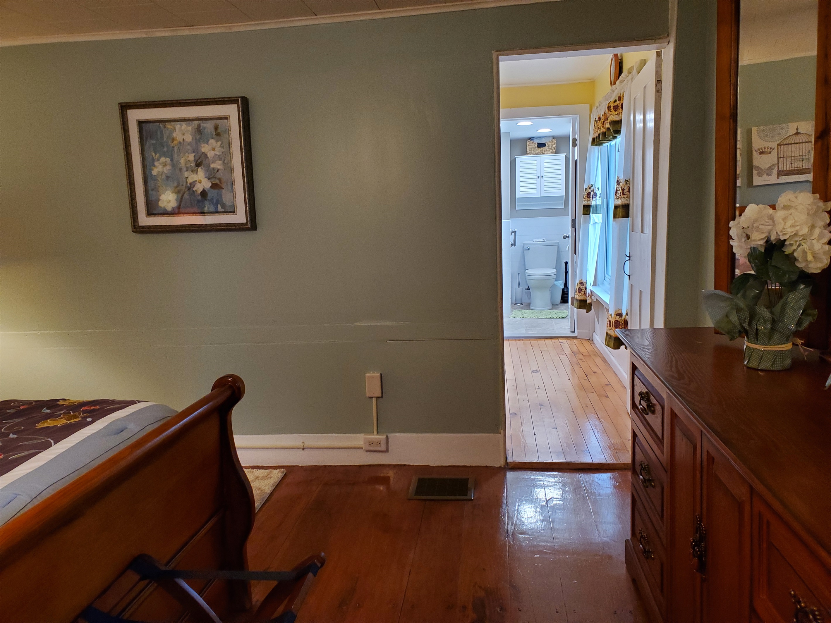 1st floor queen bdrm w/ flow thru dining to bath