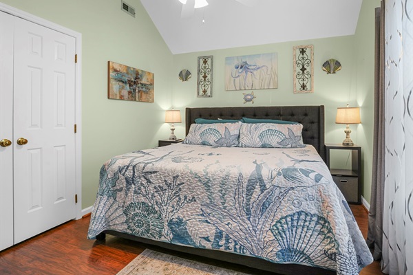 Front-Facing Bedroom, King Bed