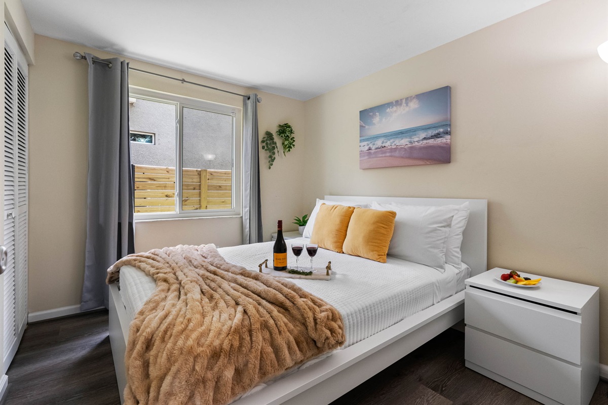 A coastal beachscape artwork above the bed brings a breezy, relaxed feel to the space—perfect for a Tampa getaway.