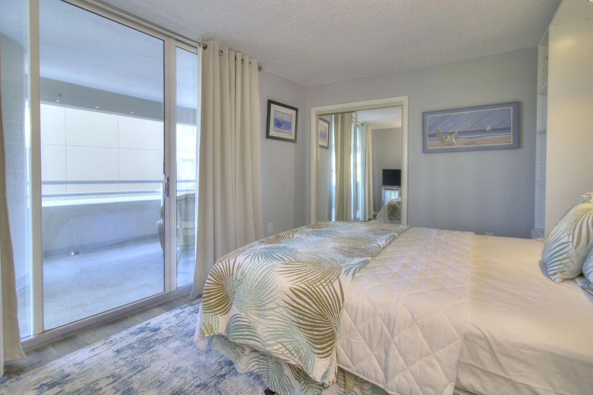 2nd Bedroom with Queen bed, balcony access and ensuite
