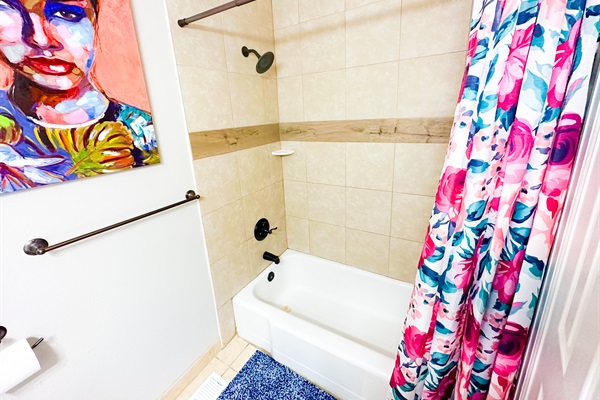 Refresh and Relax 🌼🚿 – Our full bathroom is stocked with essentials, ensuring a rejuvenating experience after a day of adventures.