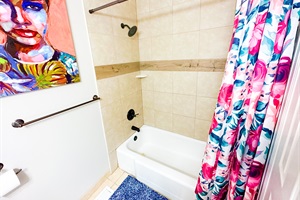 Refresh and Relax 🌼🚿 – Our full bathroom is stocked with essentials, ensuring a rejuvenating experience after a day of adventures.