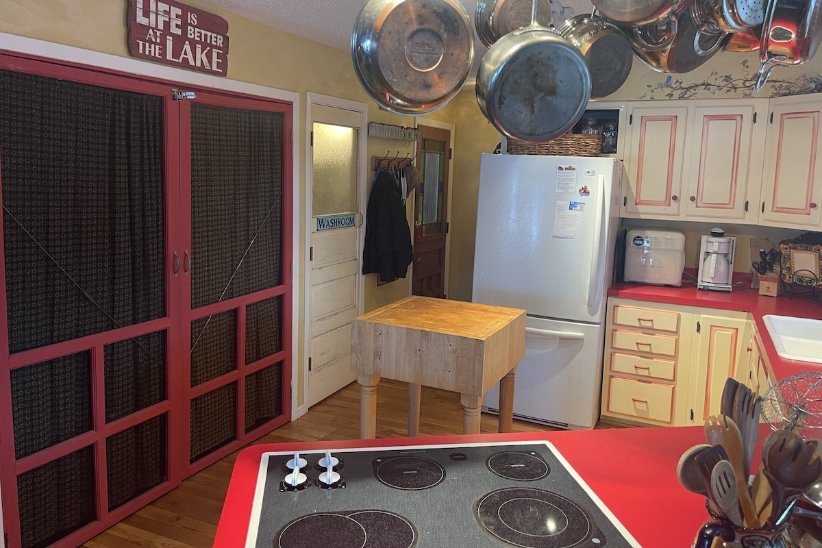 Fully stocked kitchen.This is also the view to the front door and garage door. 