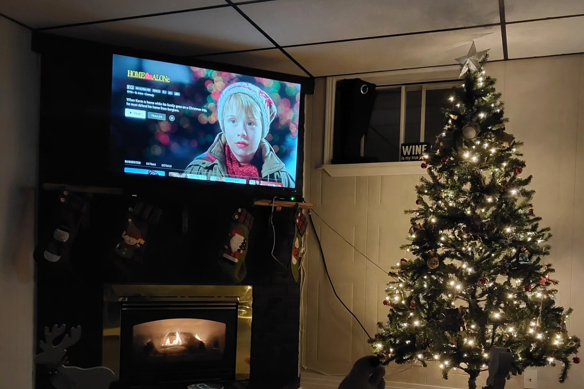 Christmas movie, fireplace on, feet up. This is exactly the kind of slow, cozy evening winter cottage getaways are made for. Christmas décor is set up by November 28, 2026 and remains through January 5, 2026.