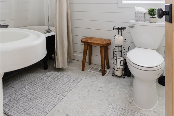 Main level bathroom en-suite