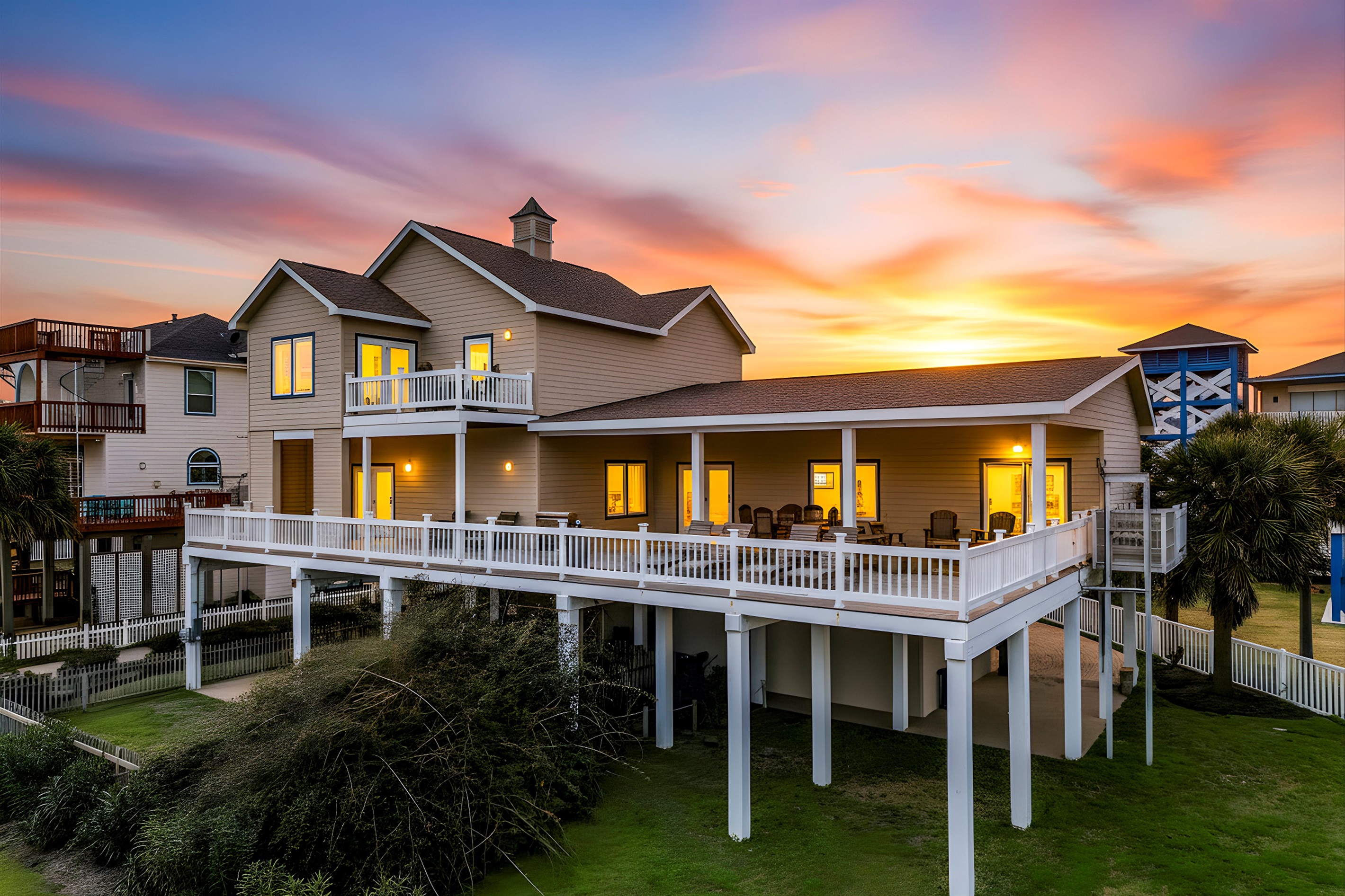 Exterior Oasis: Stunning sunsets await on the spacious deck, perfect for evening relaxation!