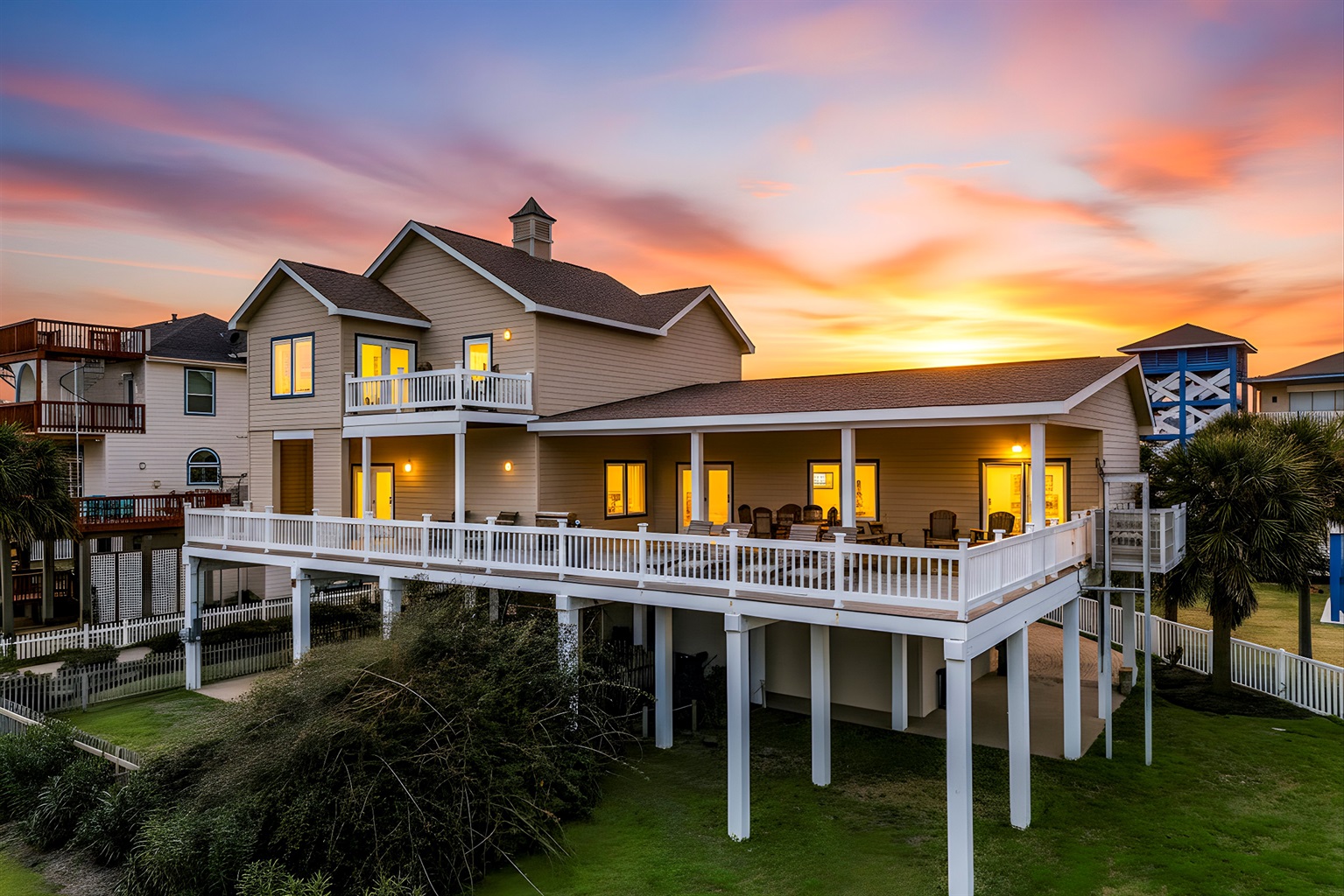 Exterior Oasis: Stunning sunsets await on the spacious deck, perfect for evening relaxation!