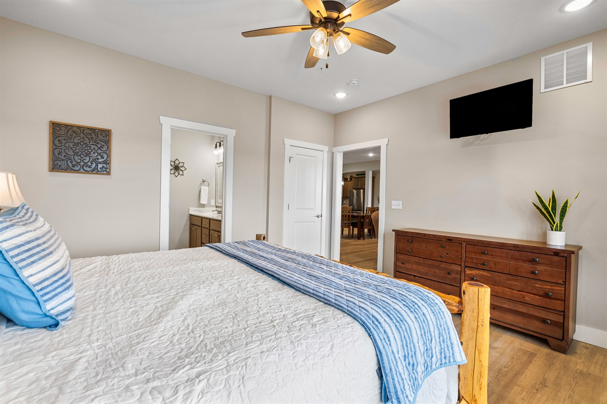 
Main level king bedroom 3
with en suite shower