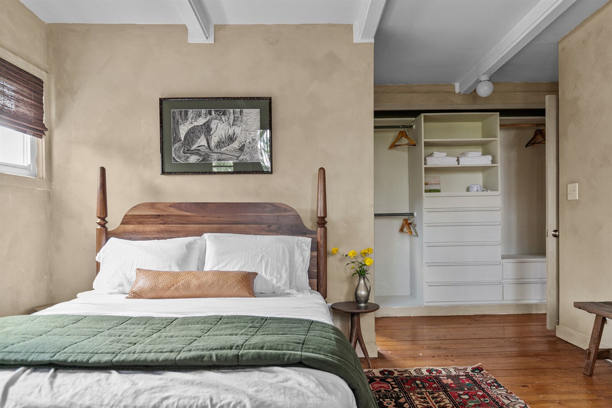 This Queen bedroom offers plenty of storage space, making it easy to unpack and settle in. With room for your luggage and belongings, you’ll feel right at home while enjoying the comfort of a cozy retreat.