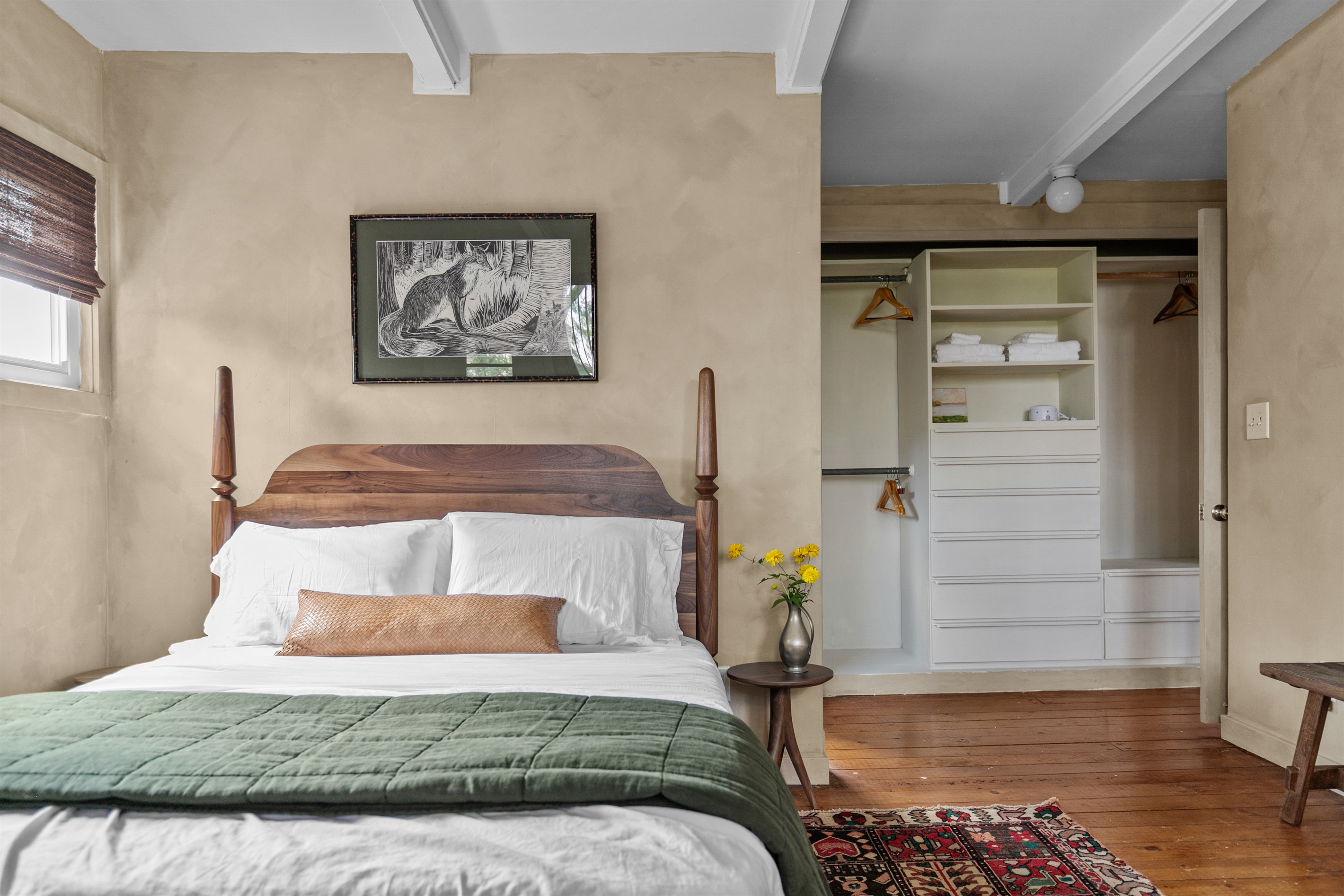 This Queen bedroom offers plenty of storage space, making it easy to unpack and settle in. With room for your luggage and belongings, you’ll feel right at home while enjoying the comfort of a cozy retreat.
