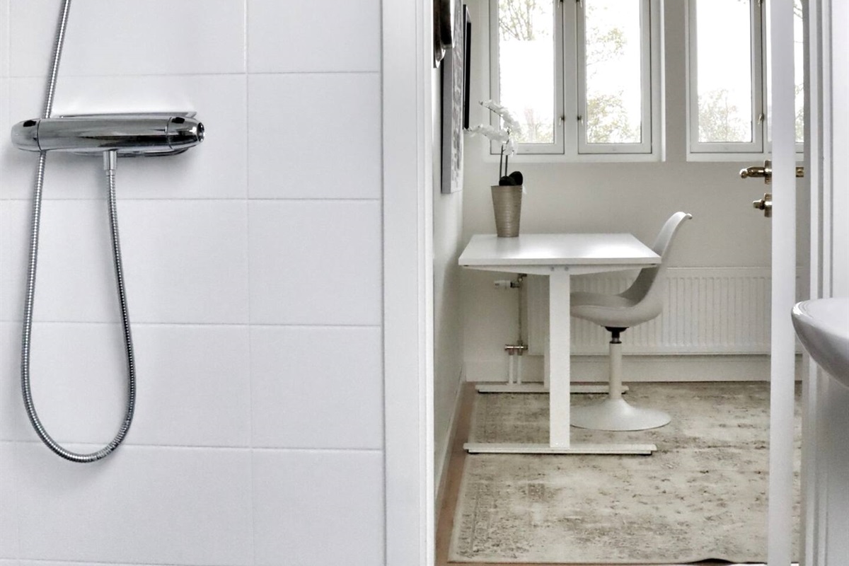 shower in bathroom upstairs