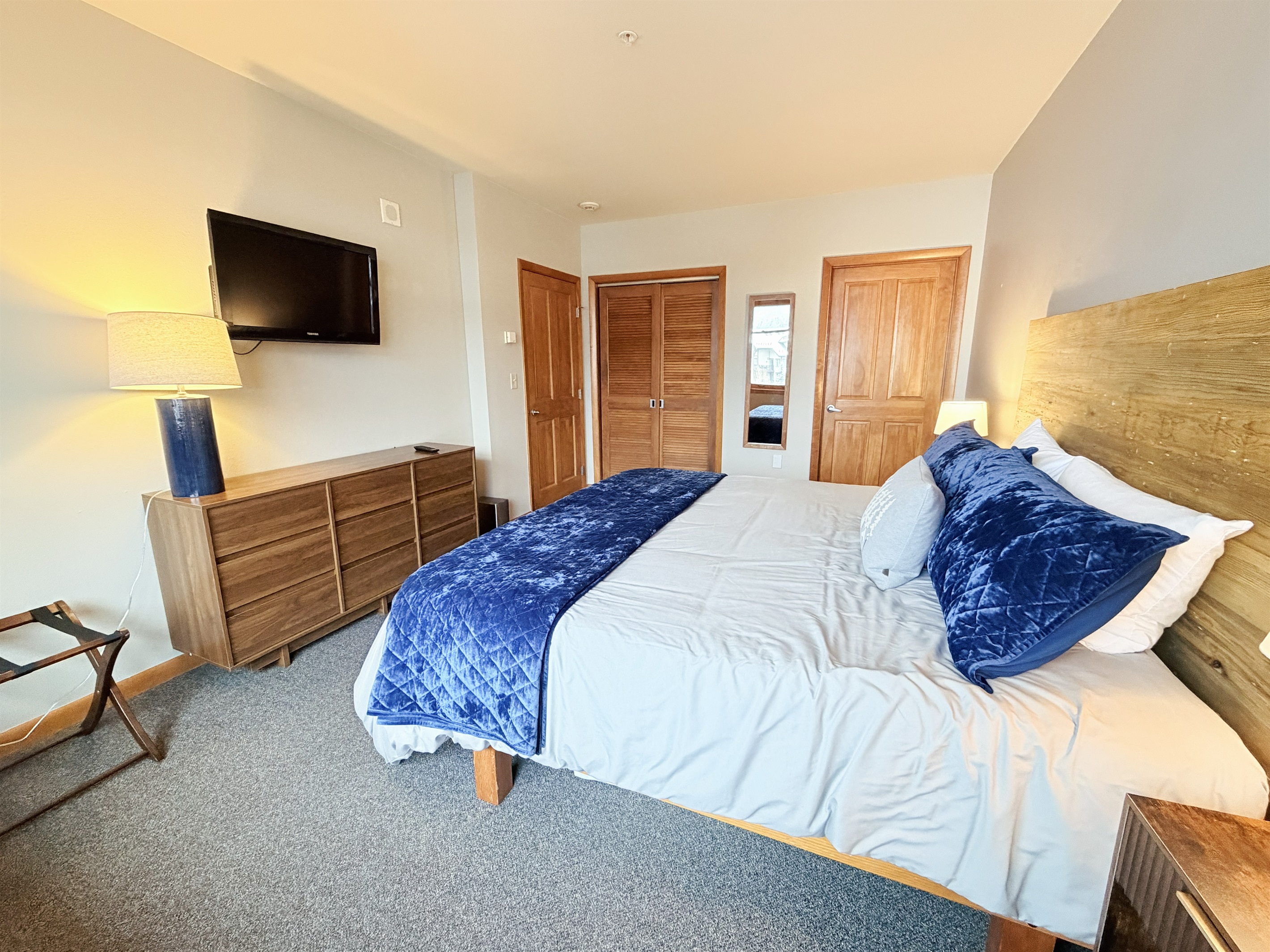 Luggage Racks, Dresser and Cable TV