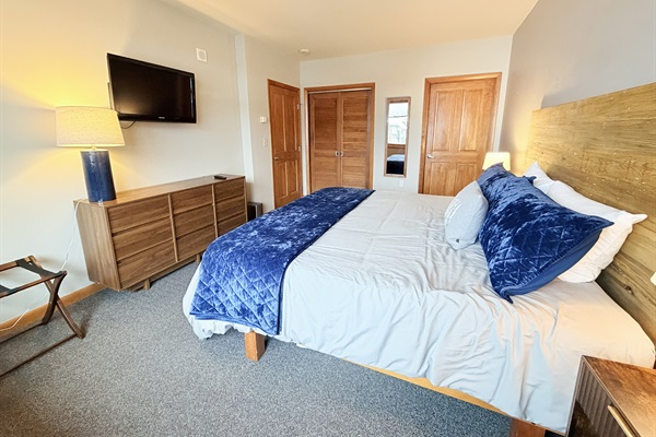 Luggage Racks, Dresser and Cable TV