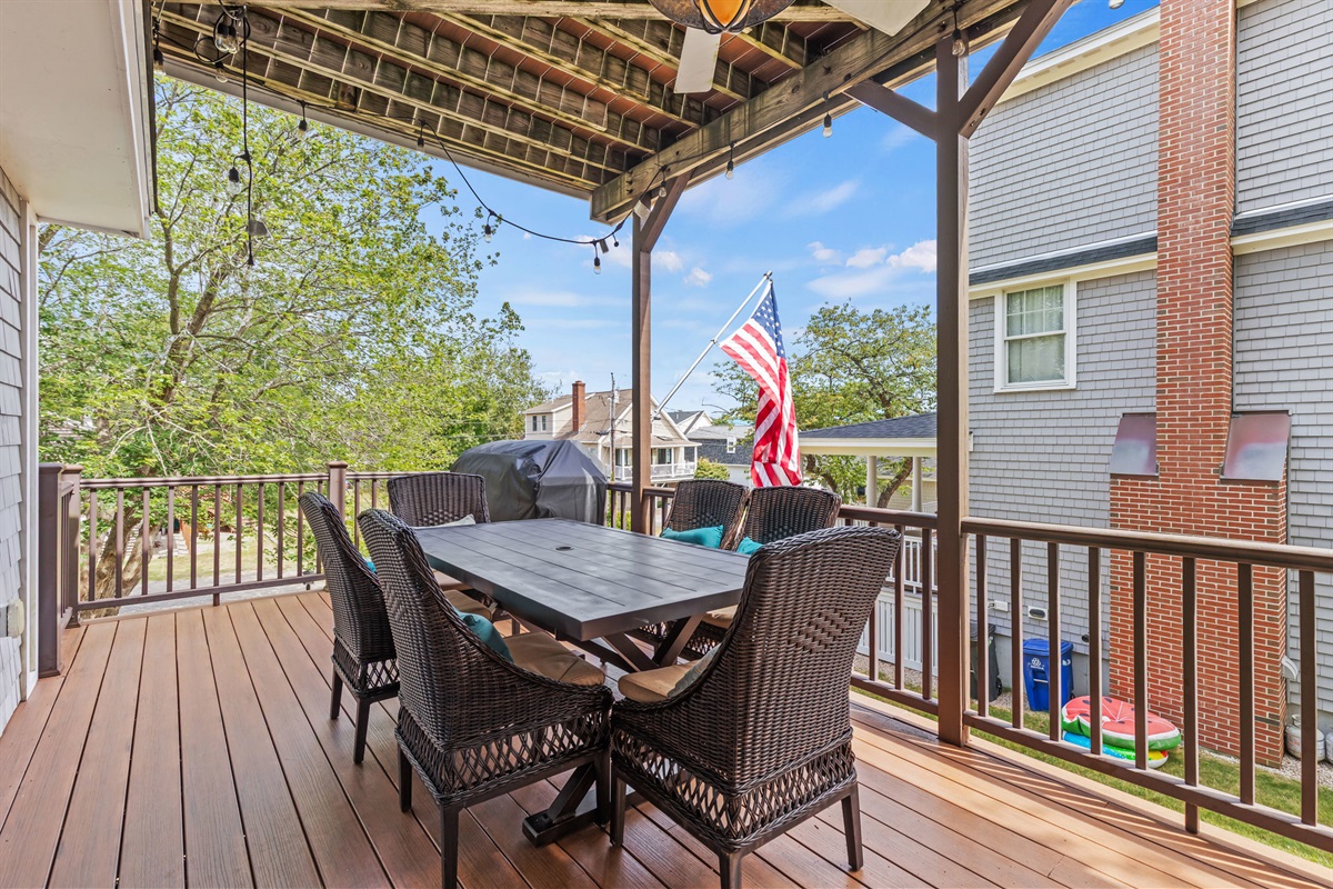 Outdoor seating for 6