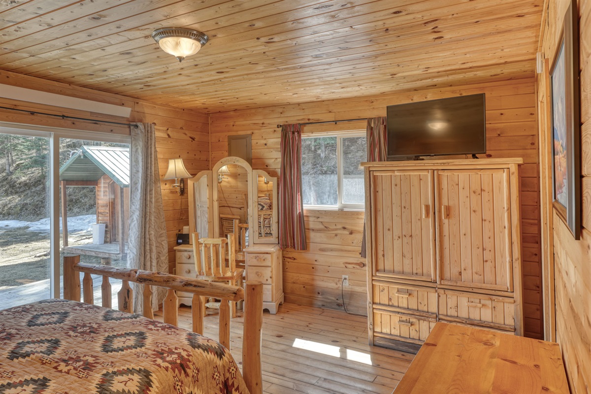 Bedrrom 1 with Queen bed and TV