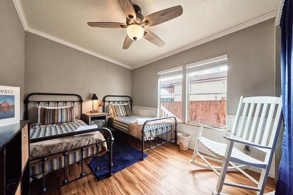 Bedroom #1 feat. (2) Twin Beds