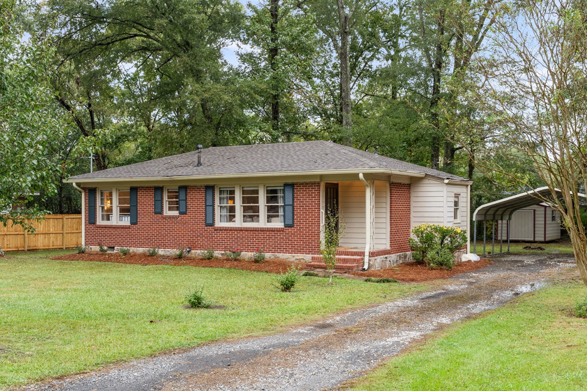 The Cottage on Elliott - Covered Parking for Two Cars