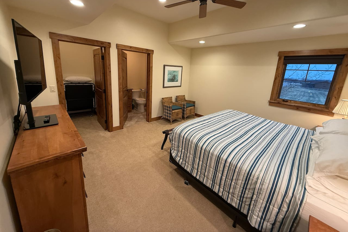 Upstairs king bedroom with en suite bathroom and walk in closet.