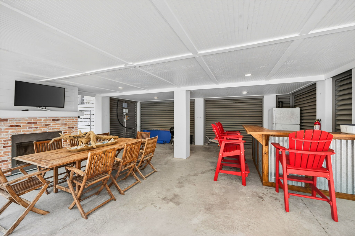 Outdoor dining and bar | Driftwood Dreams | 105 Forest Trail | Isle of Palms, SC | IOP Escapes