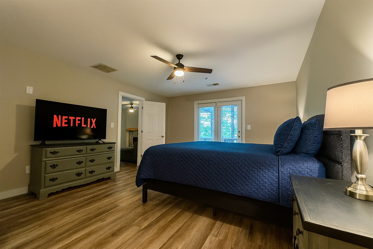 📺 Wind down with Netflix from the comfort of your king-sized bed.