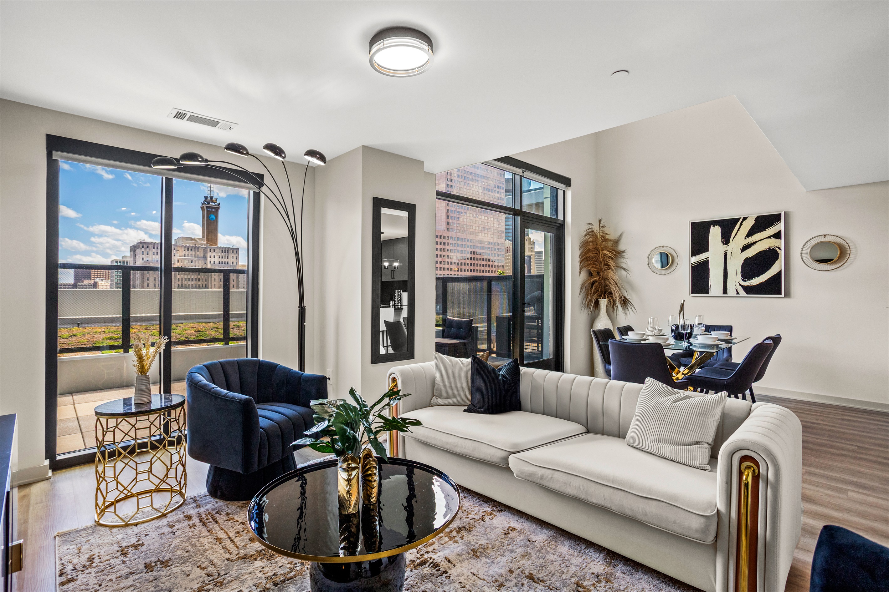 Skyline Views And Resort Amenities - Elegant Urban Retreat - アトランタ