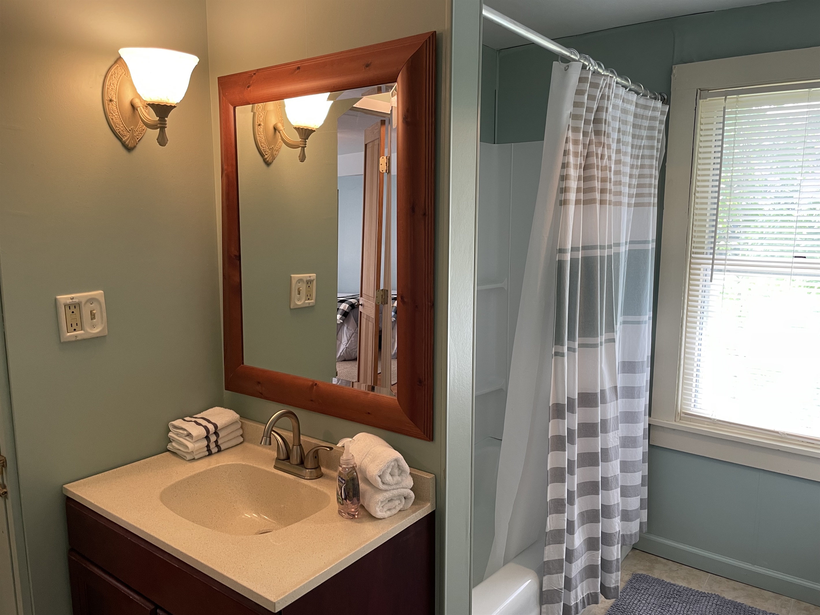 2nd floor ensuite bath w/ shower