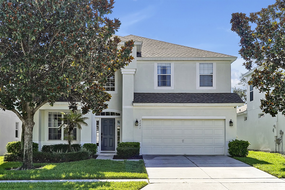 Gorgeous magnolias, spanish moss laden oaks, and towering palm trees welcome you to the neighborhood. Just behind the front door lies the rest, relaxation, and memories you&rsquo;ve been waiting for.